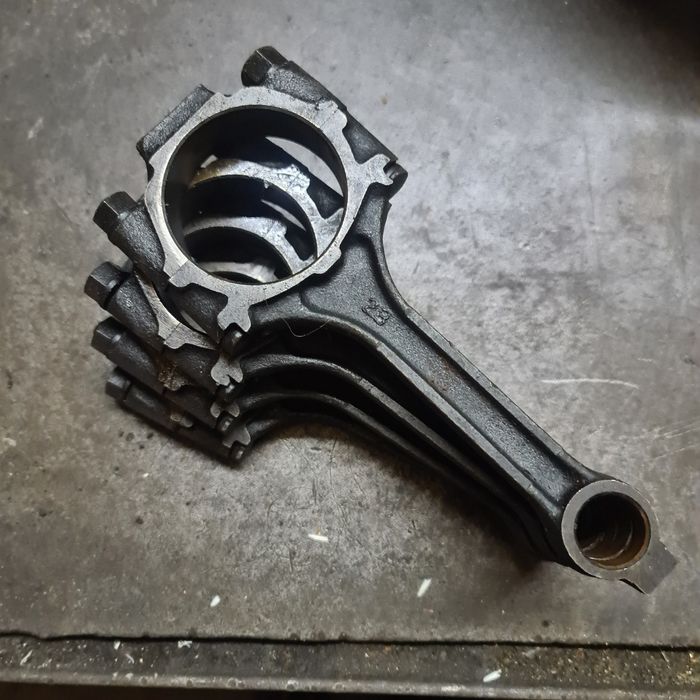 Шатуни двигуна змз 405,406,409