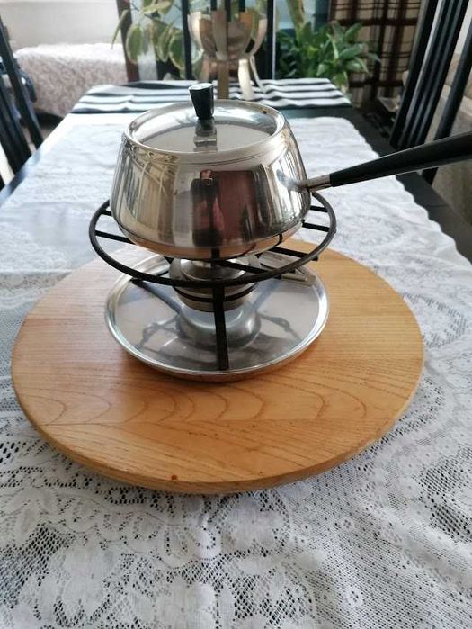 Fondue com base em madeira rotativa