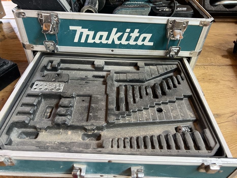 Makita DHR234 wiertarka młot z ładowarką baterią i walizką