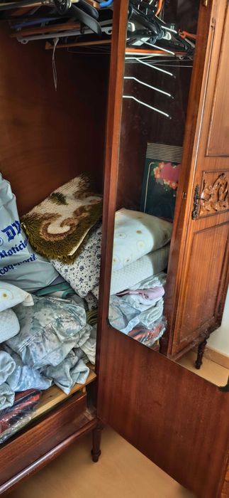 Mobilia de Quarto Completa em Madeira Maciça de Cerejeira + Colchão (Excelente Estado)
