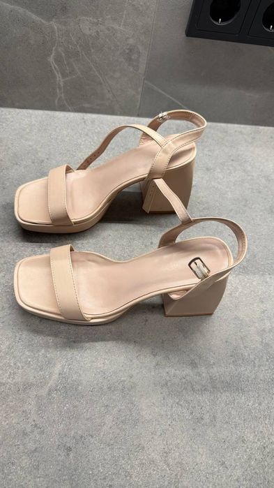 Жіночі бежеві босоніжки DeeZee 36 р