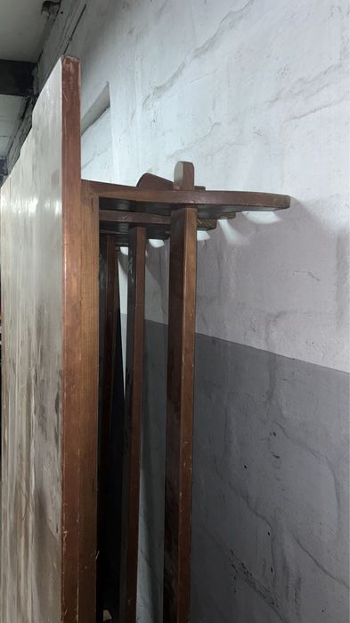 Mesas e bancos de madeira maciça