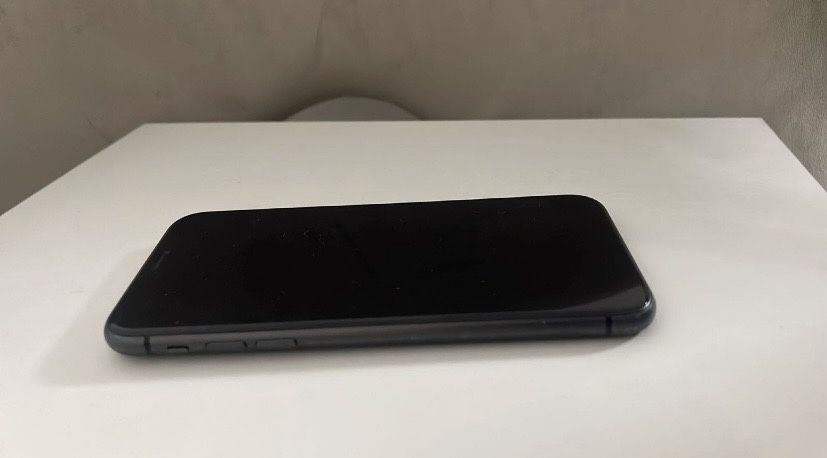 iPhone preto 11 como novo com películas de proteção e capa