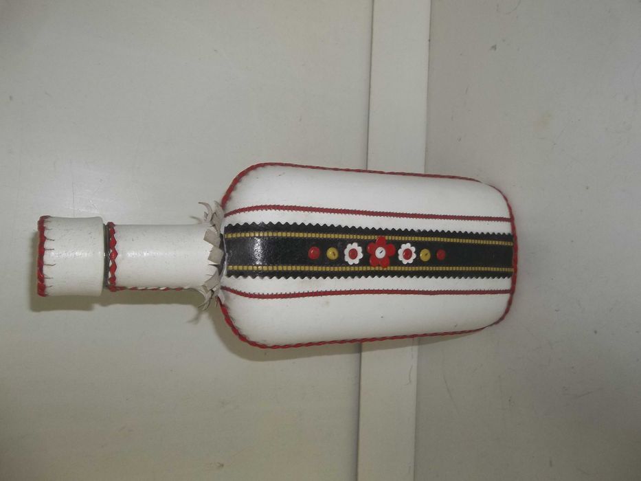 Бутылка обшита натуральной кожей.