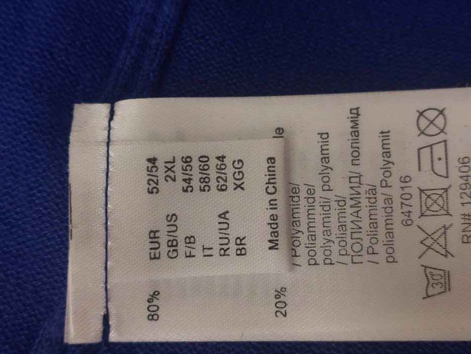 Sukienka kobalt że złotymi dietami na ramionach