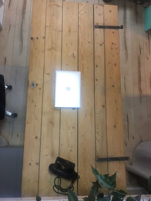 duży stół/biurko z drewnianych drzwi z okuciami