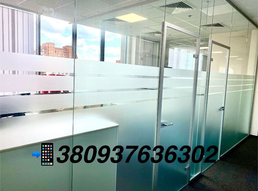 Поклейка пленки Oracal. Поклейка плівки офісних перегородок, авто