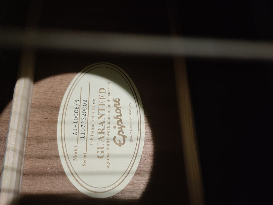 Продам акустическую гитару