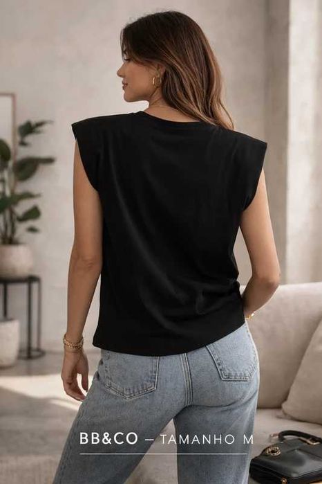 t-shirt da marca BB Co é uma peça de vestuário preta com uma estampagem metálica