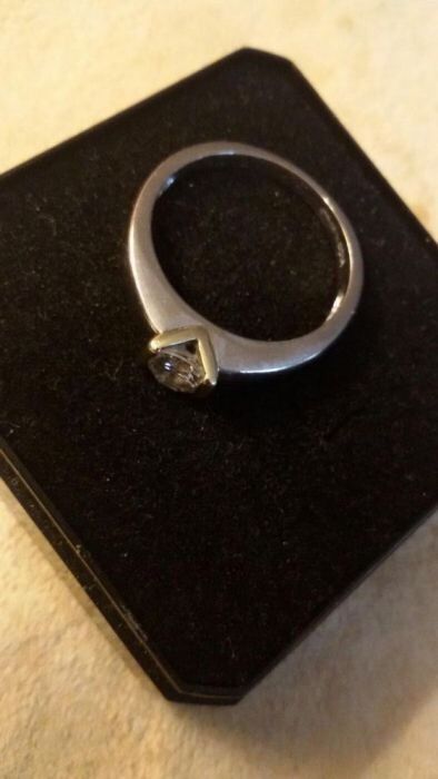 Pierscionek z brylantem 0,33 ct, biale zloto