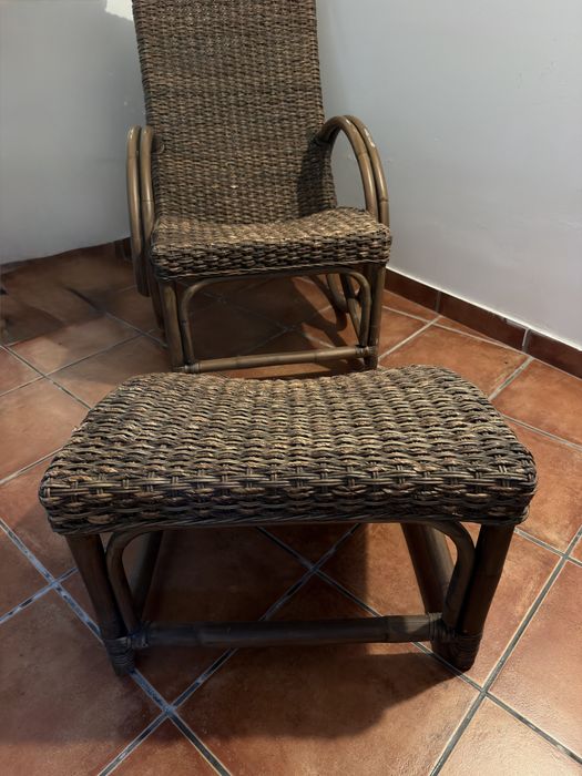 Cadeirão e uma espreguiçadeira/apoio de pernas.