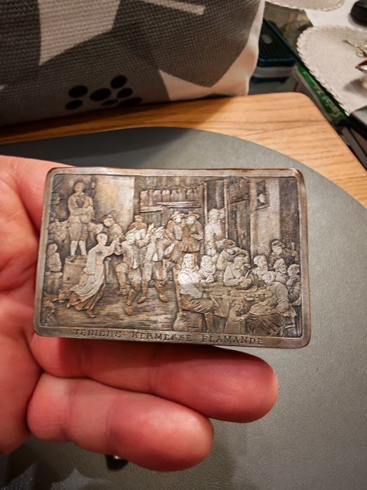 Dwa posrebrzane przedmioty tabakierka i etui na ołówek