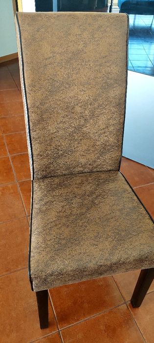 Quatro cadeiras de mesa de jantar novas