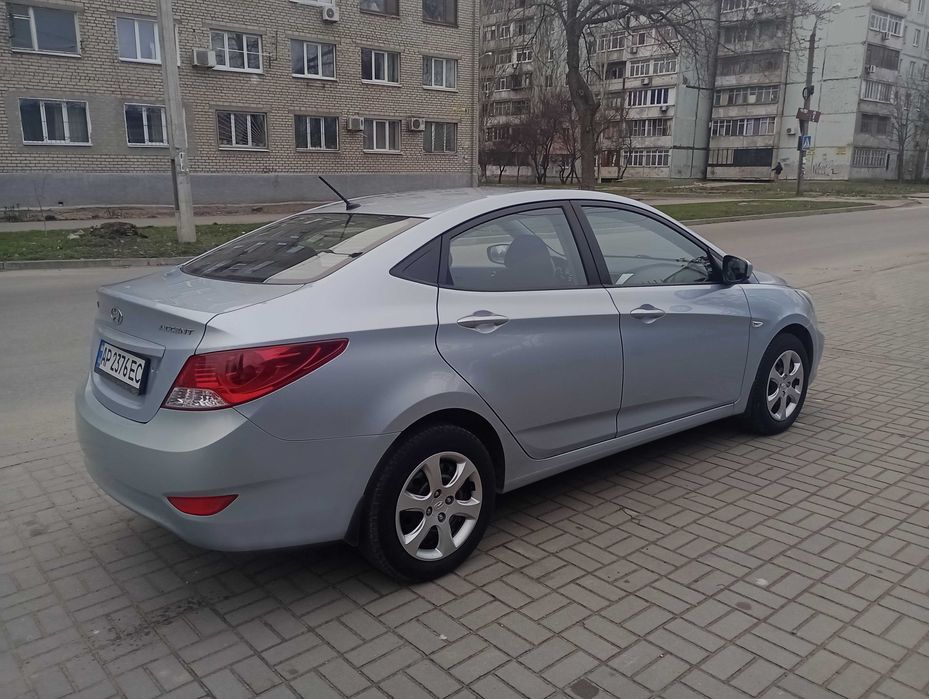 Отличный HYUNDAI Accent 1.4 газ/бензин 2012 года