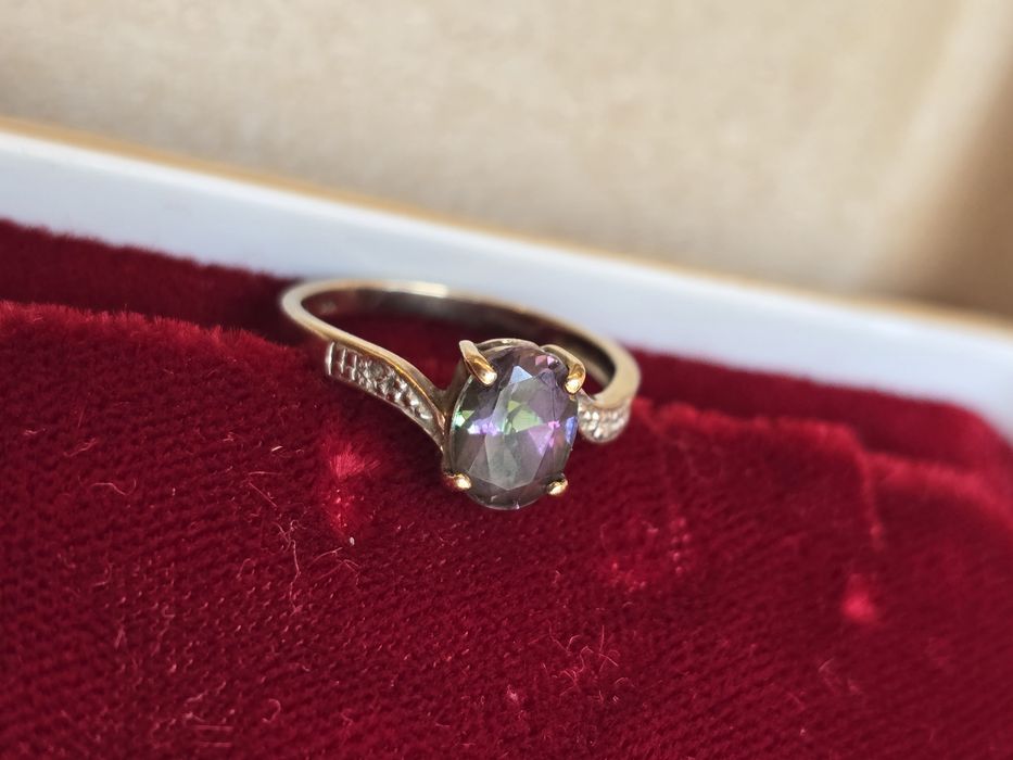 Złoty pierścionek mistyk topaz I diamenciki
