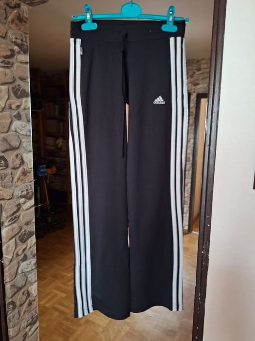 Spodnie sportowe firmy "Adidas".