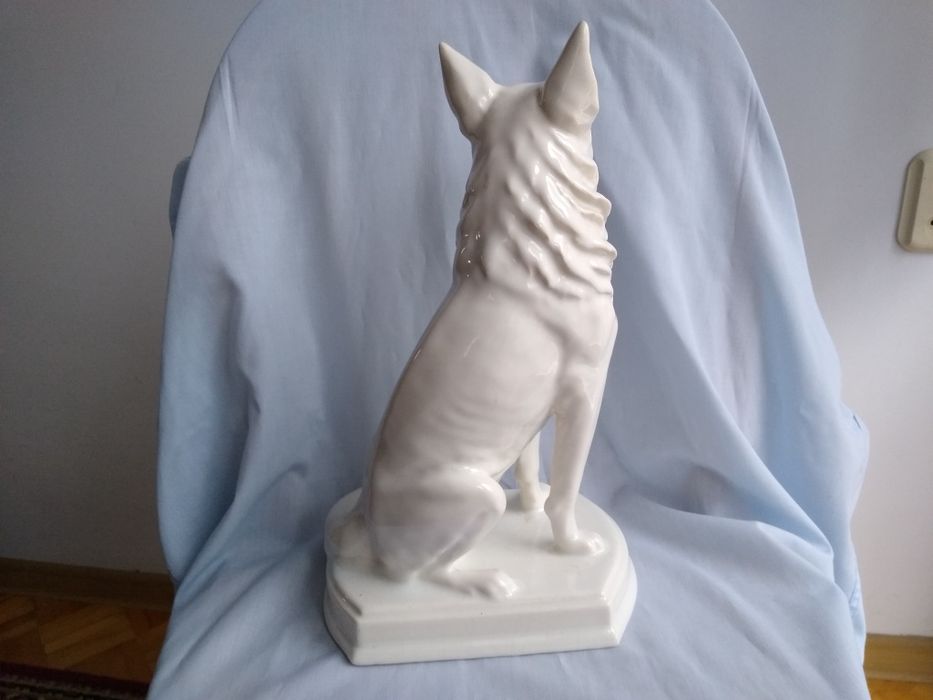 Duża porcelanowa figurka psa