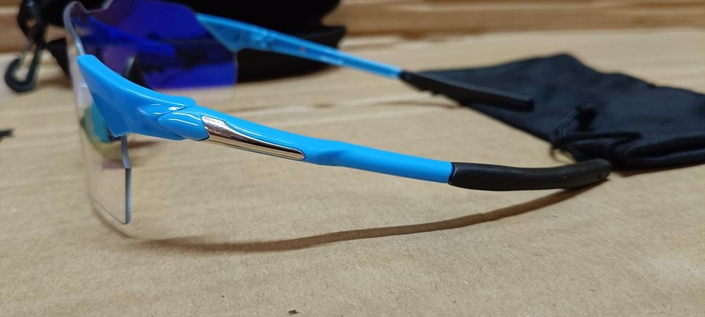 Uniwersalne okulary sportowe z dużymi  szkłami.