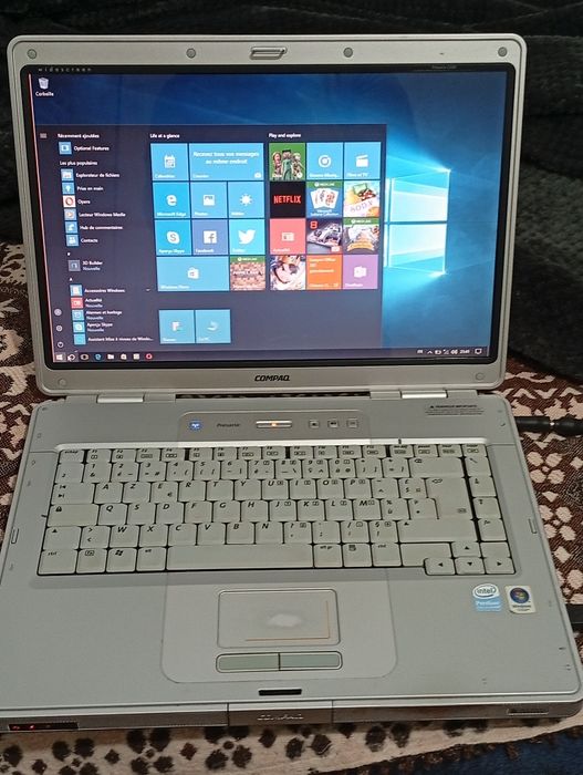 Portátil Compaq com Windows 10 em francês sem carregador