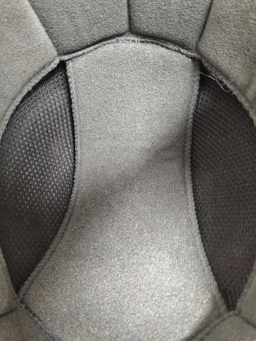 Capacete preto. Com a marca MT Helmets