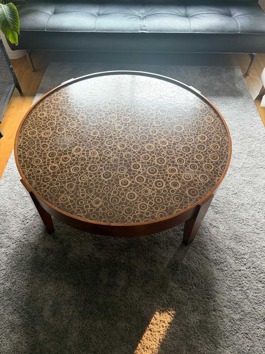 Mesa de centro redonda em madeira com tampo decorativo