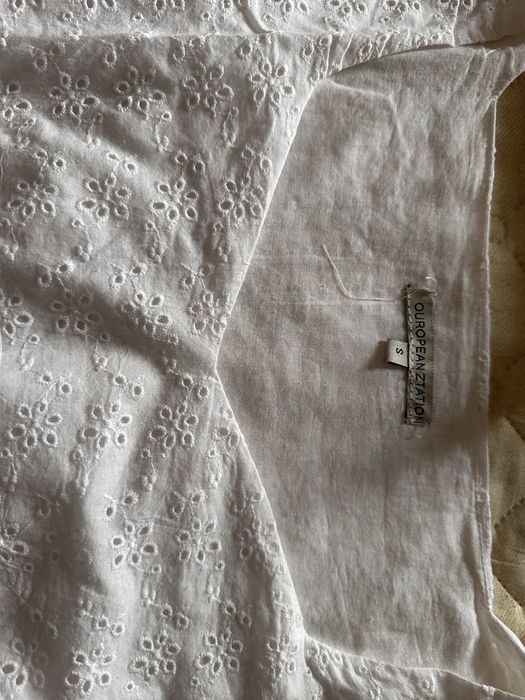 Camisolas brancas variadas