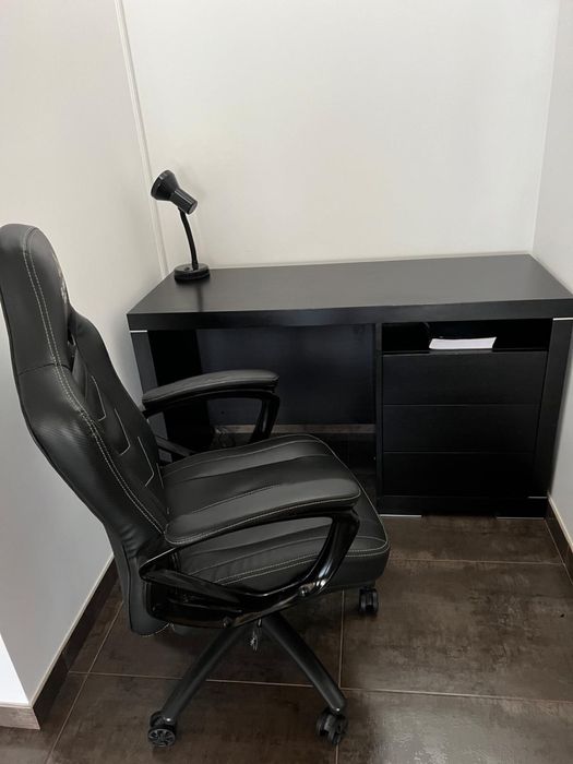 Secretária e cadeira