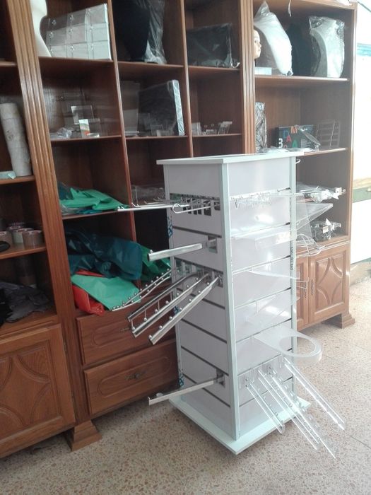 Ganchos, expositores, manequins (Novos)