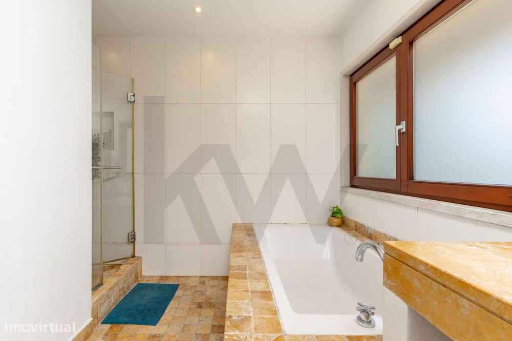 Moradia T4+1 com piscina, jardim amplo e garagem | Barcarena
