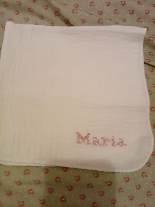 Fraldas bordadas a ponto de cruz personalizadas
