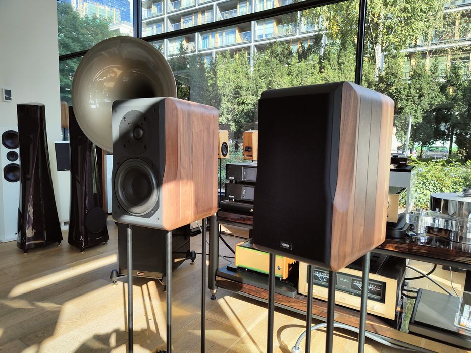 Chario Delphinus + standy * Salon Warszawa*