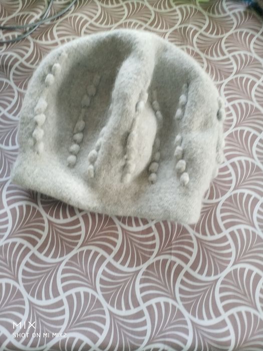 Piękna szara czapka zimowa damska.