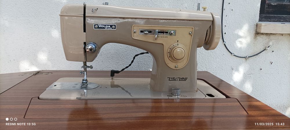 Vendo máquina de costura "Volga Deluxe "