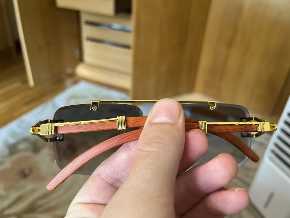 Óculos de sol com hastes douradas