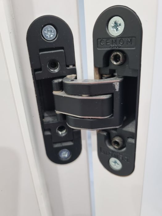 Stolarz - naprawa szaf , mebli , wymiana drzwiczek kuchennych , drzwi