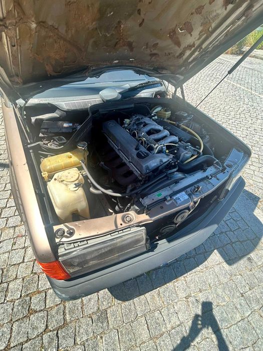 Mercedes-Benz 190D 2.5 W201 com teto de abrir elétrico