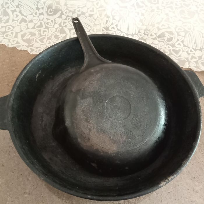 Сковорода большая из нержавейки и другие сковороды,чугун ,крышка.