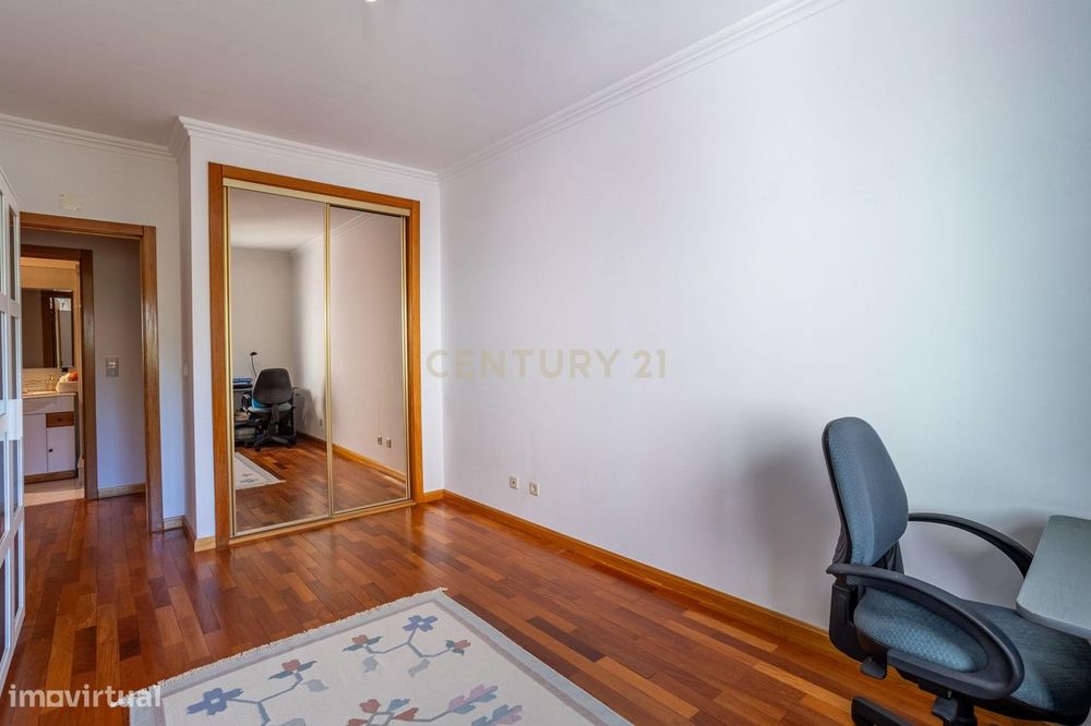 Apartamento T3 em Prior Velho com garagem