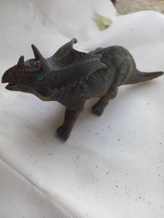 Boneco Dinossauro triceratops