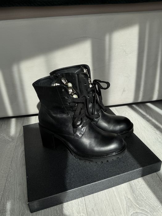 Ботильйони чорні з металевими вставками на шнурівці на каблуку