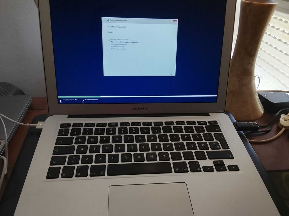 MacBook Air i5 de 2017 com Windows 11 vendo ou troco por algum pêlo mesmo valor perfericia um tablet