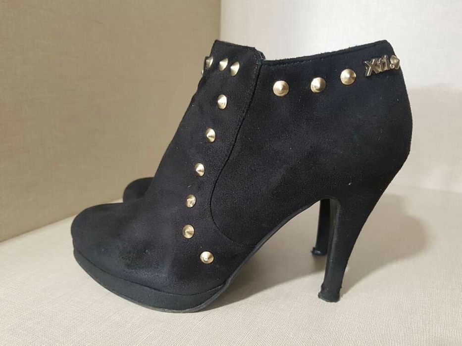 Vendo botins XTI pretos com taxas douradas