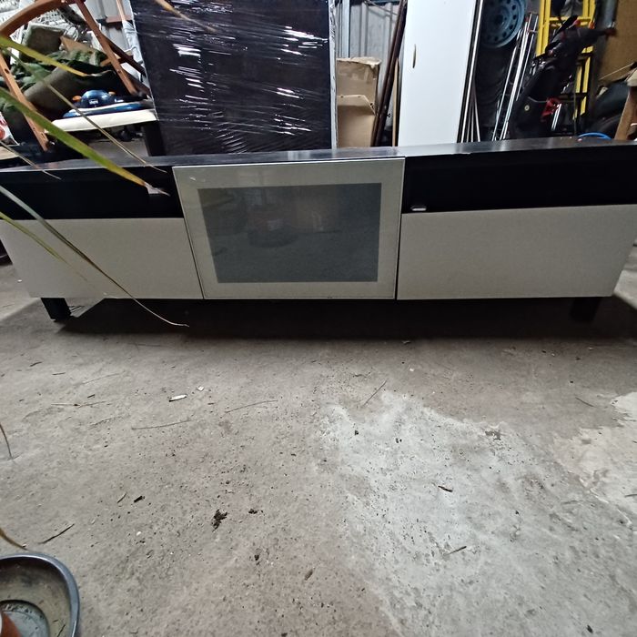 Movel tv branco e preto ikeia.