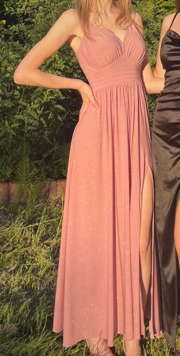 Sukienka różowa pudrowa na studniówkę