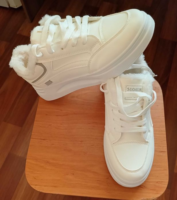 Кросівки жіночі білого кольору