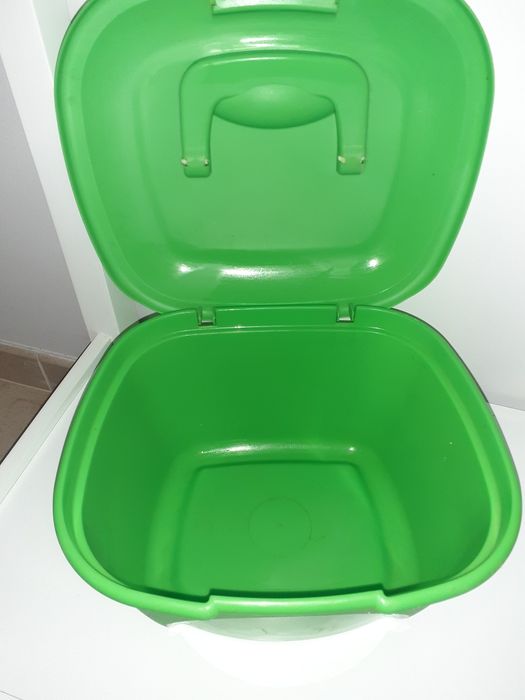 Caixa de plástico com pega e fecho verde