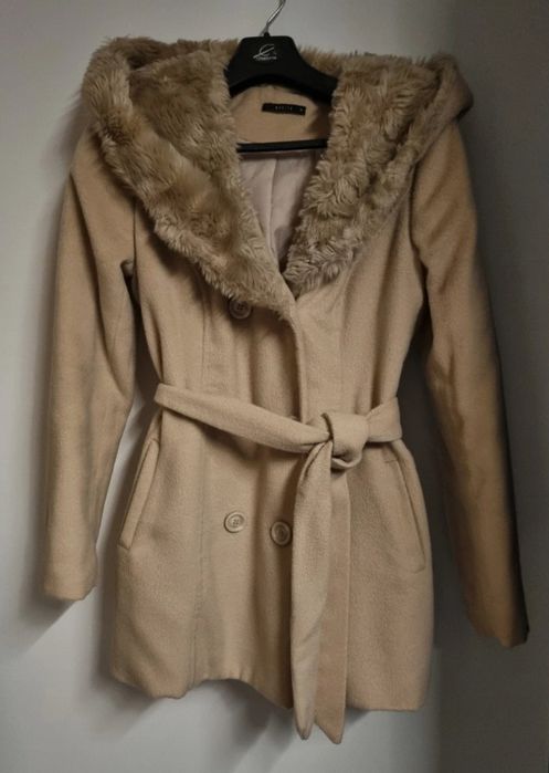 Płaszczyk damski jesienny zimowy Mohito 40  beżowy z kapturem