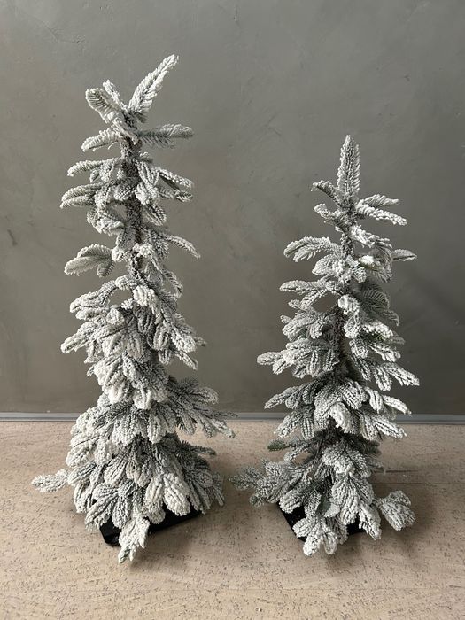 Árvores de Natal Alpinas com neve