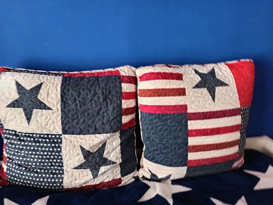 Cortinados, almofadas e colcha do mesmo padrão, nunca usada.