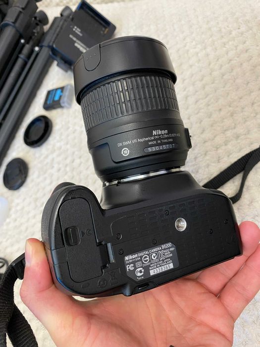 Nikon D5200 + obiektyw + statyw + torba + ładowarka + bateria